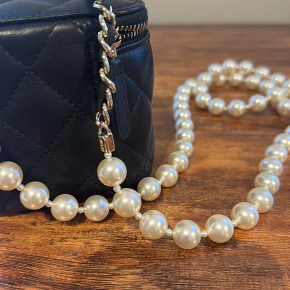Chanel never worn vanity bag with pearl - Picture 11 of 12
